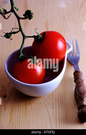 Pomodori rossi in una tazza Foto Stock