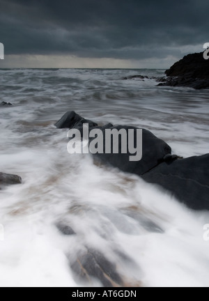 Marea a Sandymouth vicino a Bude North Cornwall Foto Stock