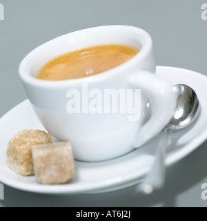 Tazzina di caffè e lo zucchero di canna cubi. close-up Foto Stock