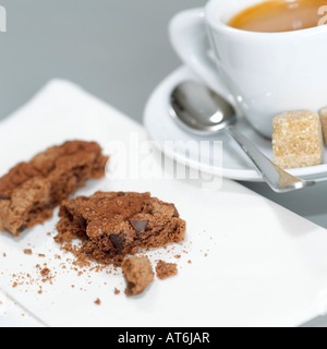 Una tazza di caffè e biscotti al cioccolato, dettaglio Foto Stock