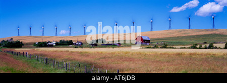 Turbine eoliche Vestas generano energia elettrica su terreno coltivato in prossimità del rullo di estrazione Creek nel sud di Alberta in Canada Foto Stock