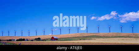 Turbine eoliche Vestas generano energia elettrica su terreno coltivato in prossimità del rullo di estrazione Creek nel sud di Alberta in Canada Foto Stock