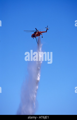 Un elicottero dimostra la caduta di acqua a combattere un incendio di foresta in British Columbia Canada Foto Stock