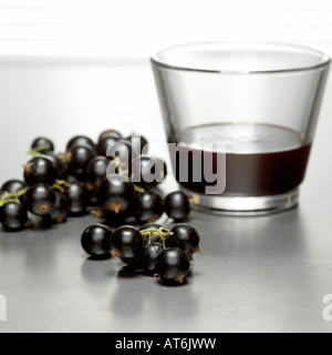 Un bicchiere di succo di ribes nero close-up Foto Stock