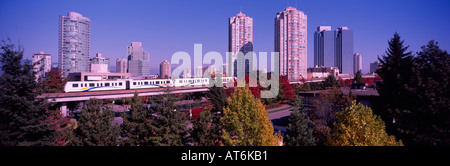 Burnaby, BC, British Columbia, Canada - Edifici alti at Metrotown, Skytrain a Vancouver, Autunno Autunno - Vista panoramica Foto Stock