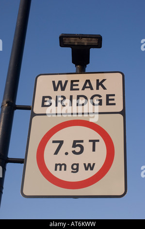 Ponte debole segno nel Regno Unito Foto Stock