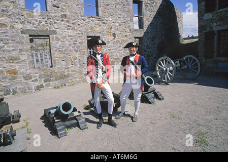 Reenactors vestiti come soldati britannici a Fort William Henry sulla fine del vicino lago George New York Foto Stock