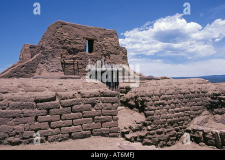 Una vista della vecchia missione spagnola e un Indiano Anasazi rovina nelle Montagne del Sangre de Cristo a Pecos National Historical Park Foto Stock