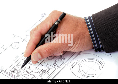 Mano d'uomo rivolto a blueprint con penna Foto Stock