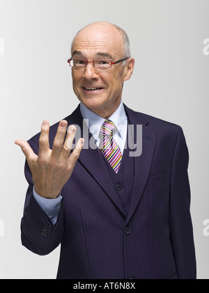 Imprenditore compiendo gesti, ritratto Foto Stock