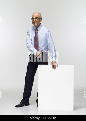 Imprenditore tenendo il cartone, ritratto Foto Stock