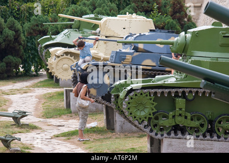 I visitatori del museo militare di fronte alla fortezza Kalemegdan a Belgrado/Serbia Foto Stock