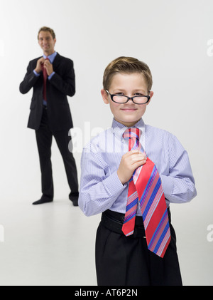 Padre e figlio (8-9) in business abbigliamento, ritratto Foto Stock