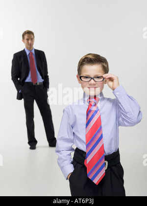 Padre e figlio (8-9) in business abbigliamento, ritratto Foto Stock