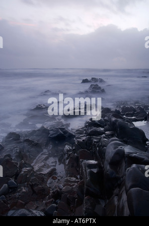 Alta Marea a Sandymouth vicino a Bude North Cornwall Foto Stock