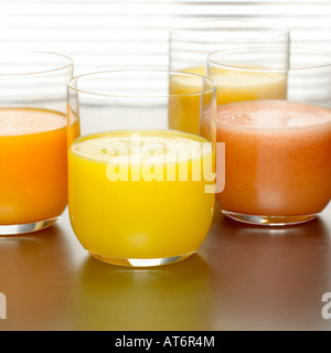 Succo di ananas, succo di arancia e il succo di pompelmo in bicchieri, close-up Foto Stock