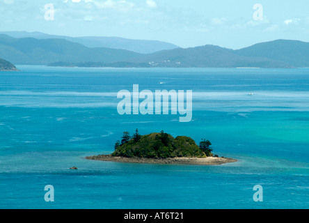 Whitsundays isole spiaggia airlee queensland Proserpina Airlee spiaggia nave barca marina yacht blue sky meteo tropicali vacanza tra Foto Stock