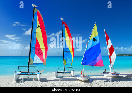 Barche a vela colorati su un tropicale sabbia bianca della spiaggia paradiso. Foto Stock