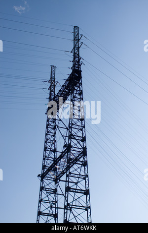 Linee elettriche ad alta tensione da una centrale elettrica di una città Foto Stock