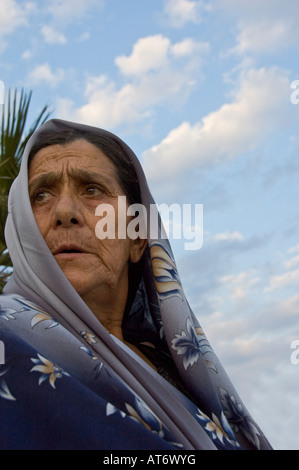 Vecchia donna con testa sciarpa sulla spianata di Baku in Azerbaijan Foto Stock