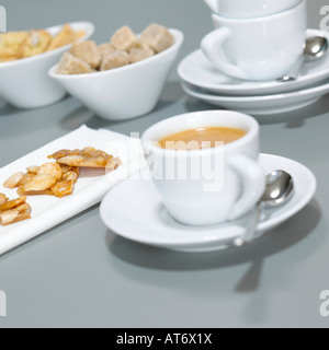 Tazza di caffè espresso e Fagottini di carpaccio, close-up Foto Stock