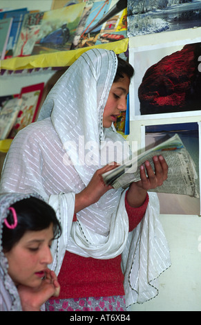 Musulmana velata schoolgirl la lettura a voce alta ai suoi compagni di corso presso il British model School di Quetta. Il Pakistan Foto Stock