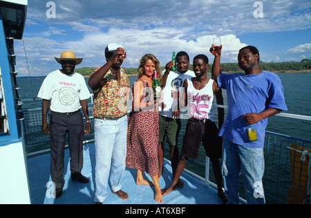 In bianco e nero di zimbabwani godendo un booze crociera sul lago Kariba, Binga, Zimbabwe Foto Stock