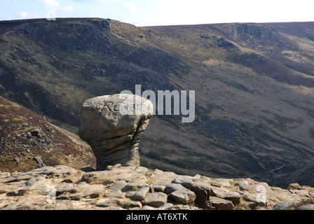 Gritstone affioramento, Grindsbrook, Kinder Scout, inizio di Pennine Way, Peak National Park, DERBYSHIRE REGNO UNITO Foto Stock