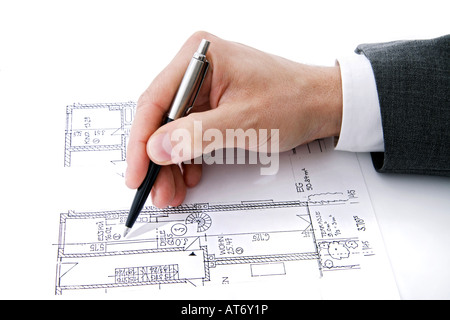 Mano d'uomo rivolto a blueprint con penna Foto Stock