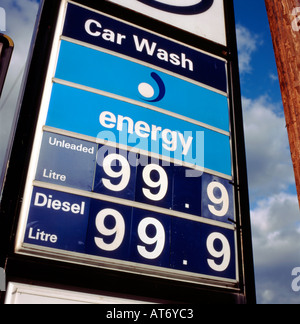 Il prezzo della benzina segno a una Mobil gas station garage in Carmarthenshire Wales UK KATHY DEWITT Foto Stock