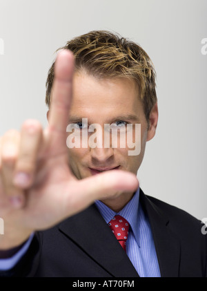 Giovane imprenditore che mostra due dita, ritratto Foto Stock