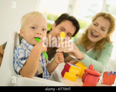 Giovane famiglia con bambino (12-24 mesi) Foto Stock