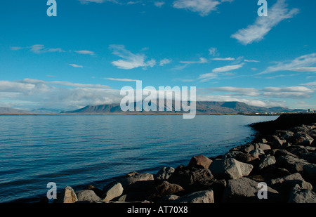 Costa e rocce e massi nella città di Reykjavik Islanda Foto Stock