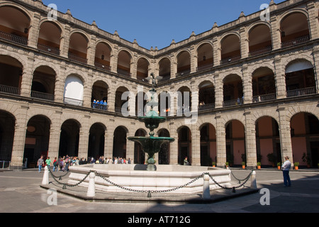 Palacio Nacional (Palazzo Nazionale) cortile principale fontana in Città del Messico DF, Messico. Foto Stock