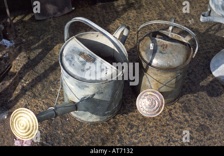 Due lattine di irrigazione per la vendita presso il mercato del sabato Walcot Street Bath Spa, Somerset, Regno Unito Foto Stock