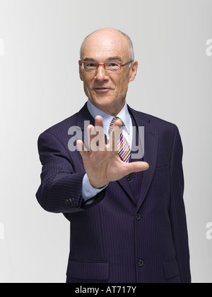 Imprenditore compiendo gesti, ritratto Foto Stock
