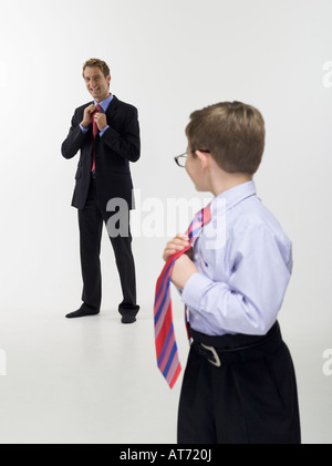 Padre e figlio (8-9) in business abbigliamento, ritratto Foto Stock