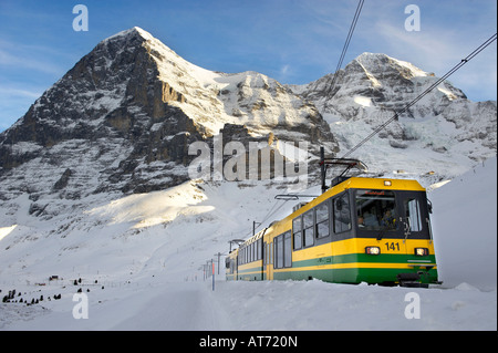 Ferrovia a Kleiner Scheidegg con il  Nord dell'Eiger dietro Foto Stock