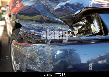 Auto con paraurti fracassato faro parafango e del cofano Foto Stock