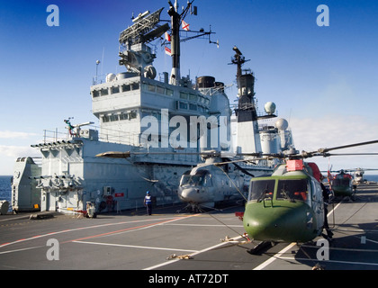 La Royal Navy portaerei HMS Ark Royal attualmente rotolati come LPH a sostegno dei Royal Marines Foto Stock
