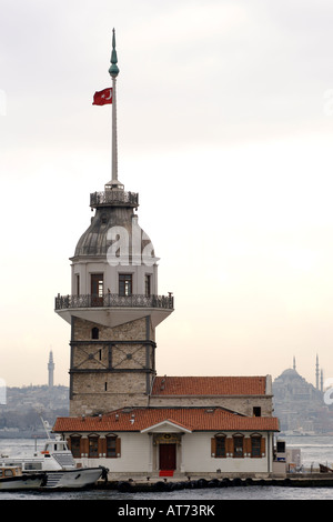 Torre Leanders (Kiz Kulesi), noto anche come torre di fanciulle del Bosforo con la skyline di Istanbul in background. Foto Stock