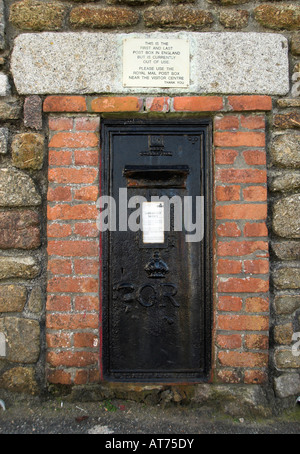 Primo e Ultimo Post Box a Lands End Cornwall Inghilterra REGNO UNITO Foto Stock