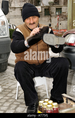 Bagno turco shoeshiner su una strada di Istanbul. Foto Stock