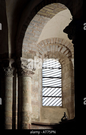 All'interno dell'abbazia di Conques, vetrate colorate realizzate dall'artista francese Pierrre Soulages, Francia. Foto Stock