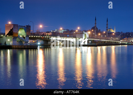 Alba vista del Ponte Galata (Galata Köprüsü) spanning the Golden Horn (Halic) a Istanbul. Foto Stock