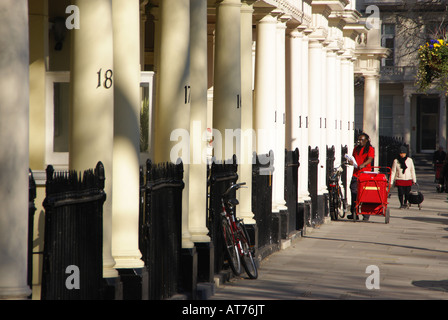 Offrendo il post in un elegante piazza di Londra Foto Stock