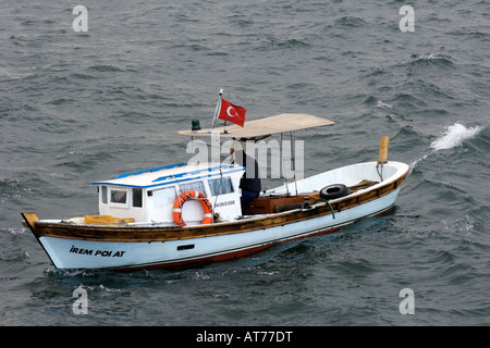 Piccolo bagno turco la pesca in barca sul Bosforo nei pressi di Istanbul. Foto Stock