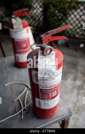 Grecia quattro settimane dopo la incendi il Peloponneso. Un estintore a piedi intorno tra Kaiafa e Zacharo Foto Stock