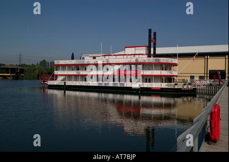 Battello a vapore ristorante sul lago a Lakeside Shopping Centre Foto Stock