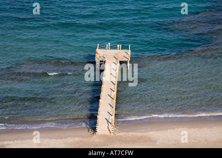 Taba Heights Sinai Egitto Nord Africa Febbraio guardando in giù su un pontile in legno nel golfo di Aqaba Foto Stock